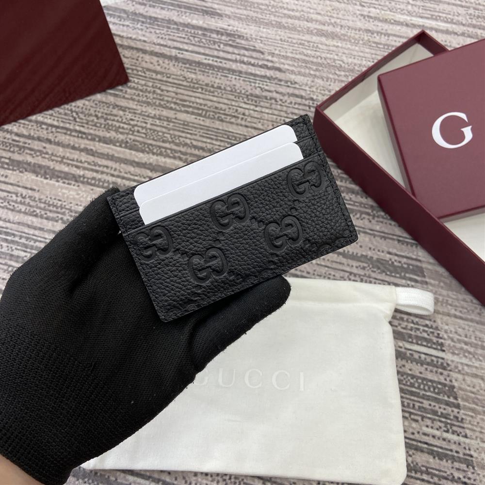 Equipped with a complete set of counter packaging the Gucci Imprint series showcases the timeless elegance of the GG letter interweaving pattern whi