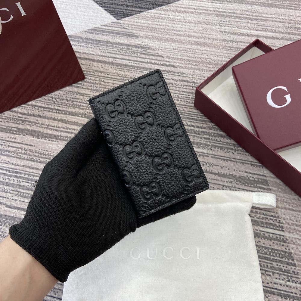 Equipped with a complete set of counter packaging the Gucci Imprint series showcases the timeless elegance of the GG letter interweaving pattern whi