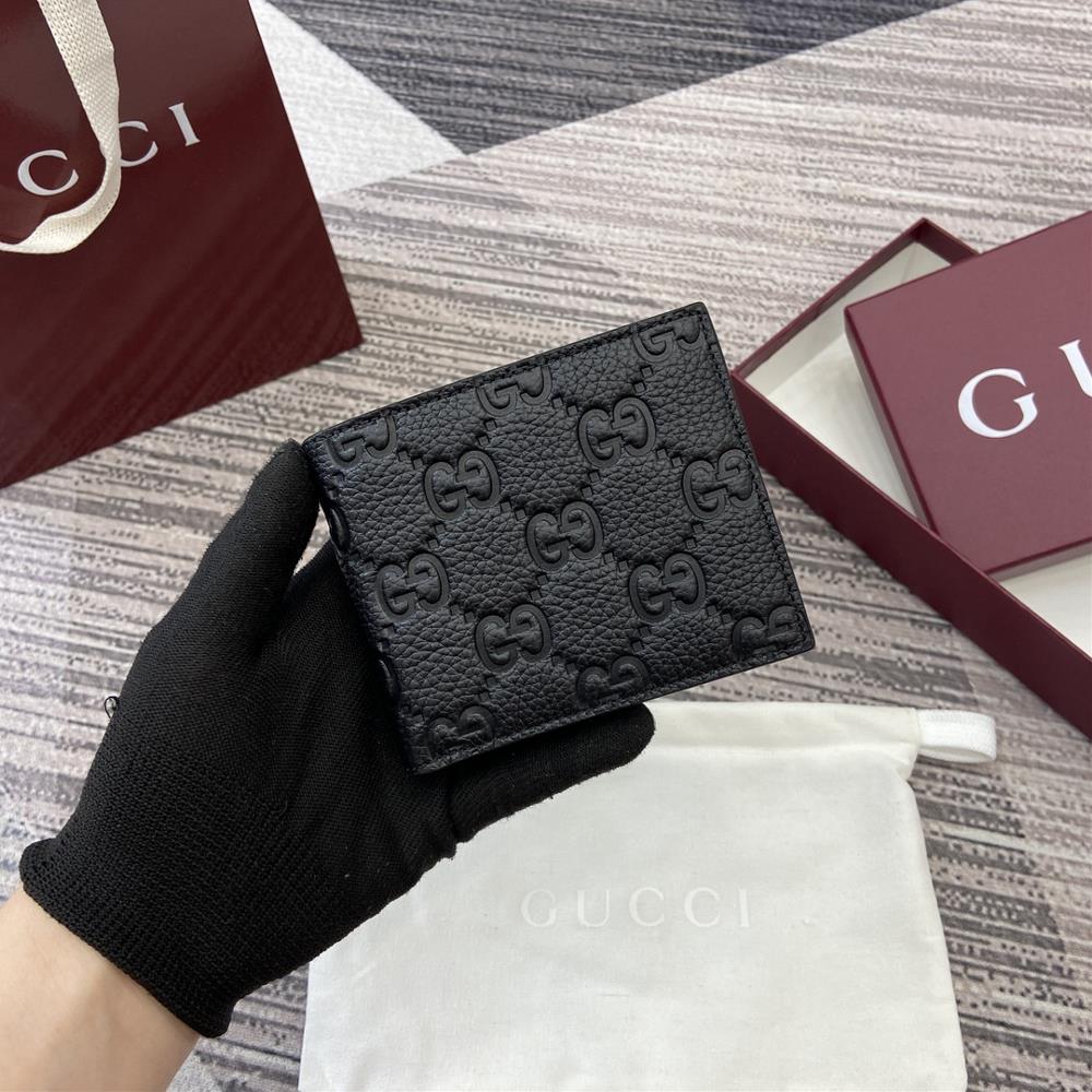 Equipped with a complete set of counter packaging the Gucci Imprint series showcases the timeless elegance of the GG letter interweaving pattern whi