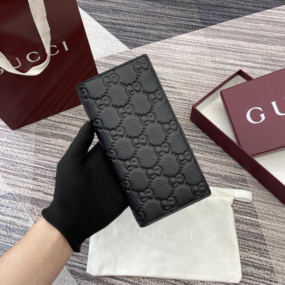 Equipped with a complete set of counter packaging the Gucci Imprint series showcases the timeless elegance of the GG letter interweaving pattern whi