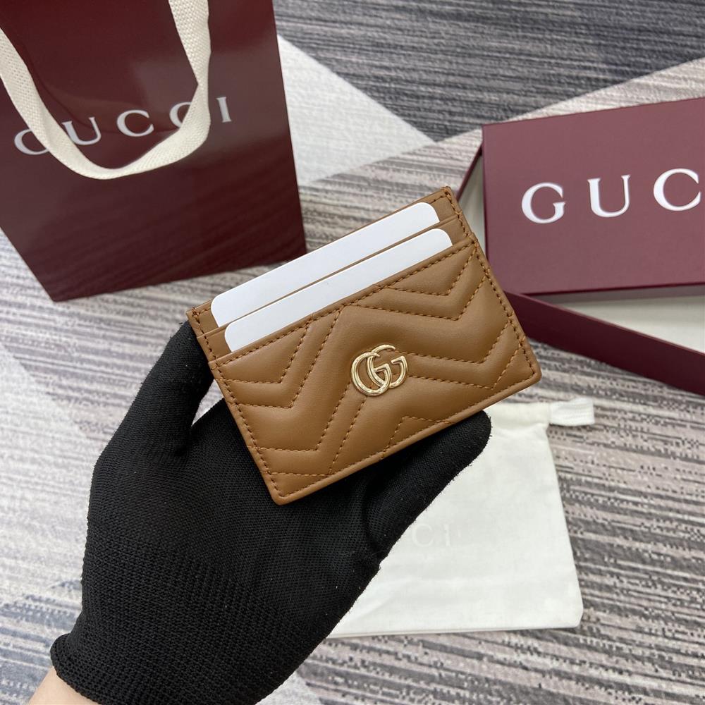 Equipped with a complete set of counter packaging the GG Marmont series card holders are made of quilted cowhide with a wavy designBrown stitched wa
