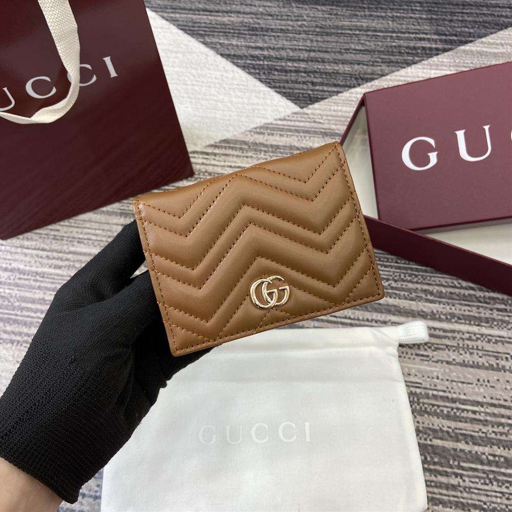 Equipped with a complete set of counter packaging this GG Marmont series mini wallet is crafted with brown Vshaped Matelass leather The bag has a s