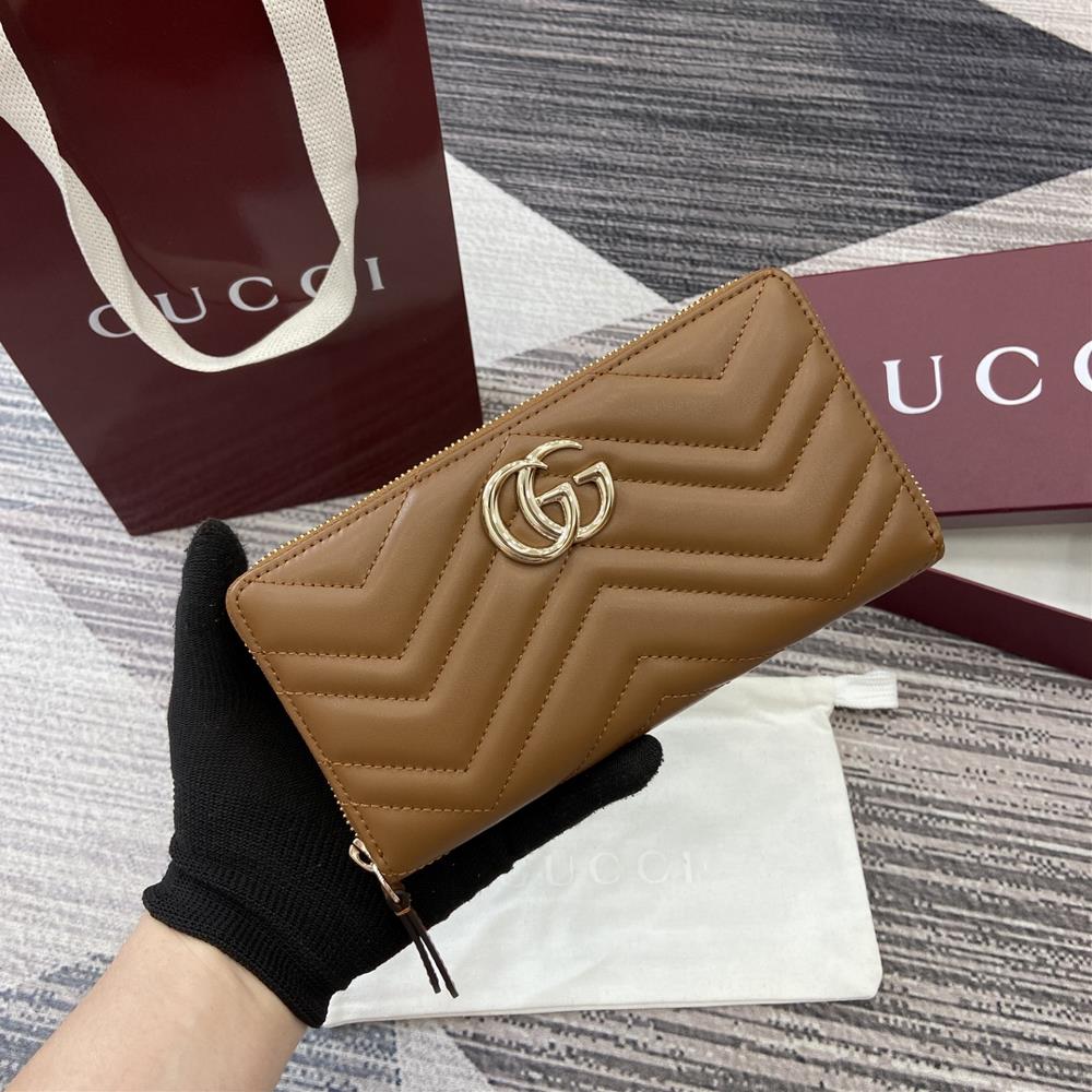 Equipped with a complete set of counter packaging the GG Marmont series leather clip is made of stitched cowhide and features a Vshaped pattern desi