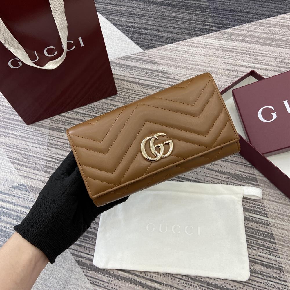 Equipped with a complete set of counter packaging the GG Marmont series long leather clip is made of stitched cowhide and features a Vshaped design