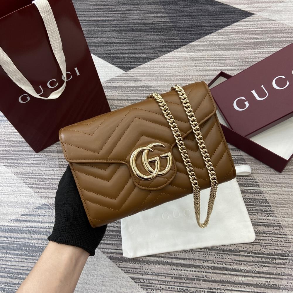 Equipped with a complete set of counter packaging in the same color tone the double G accessory design injects traditional essence into the brands m