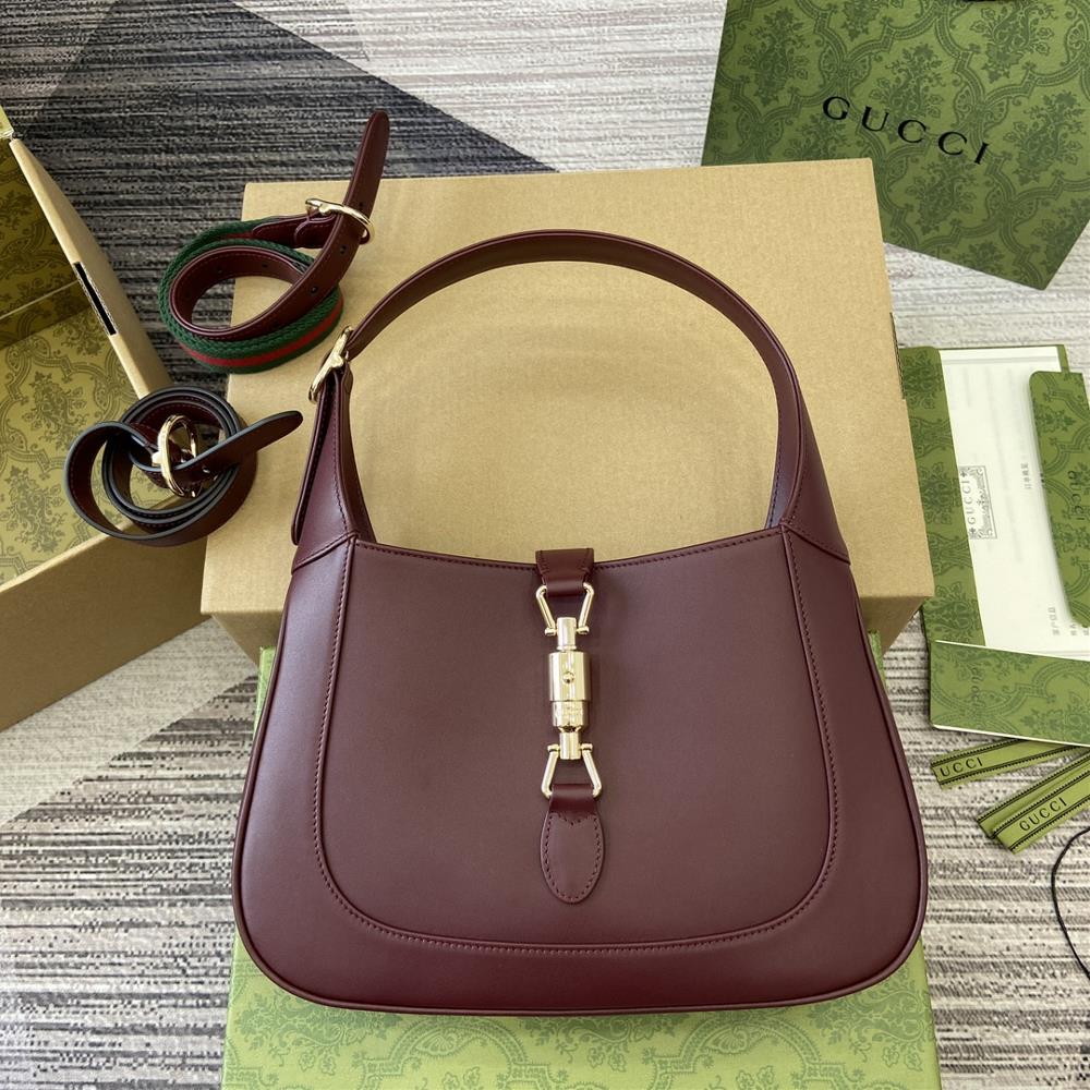 Equipped with a complete set of packaging the 2024 autumnwinter collection presents a new interpretation of the Gucci Jackie 1961 shoulder bag It i
