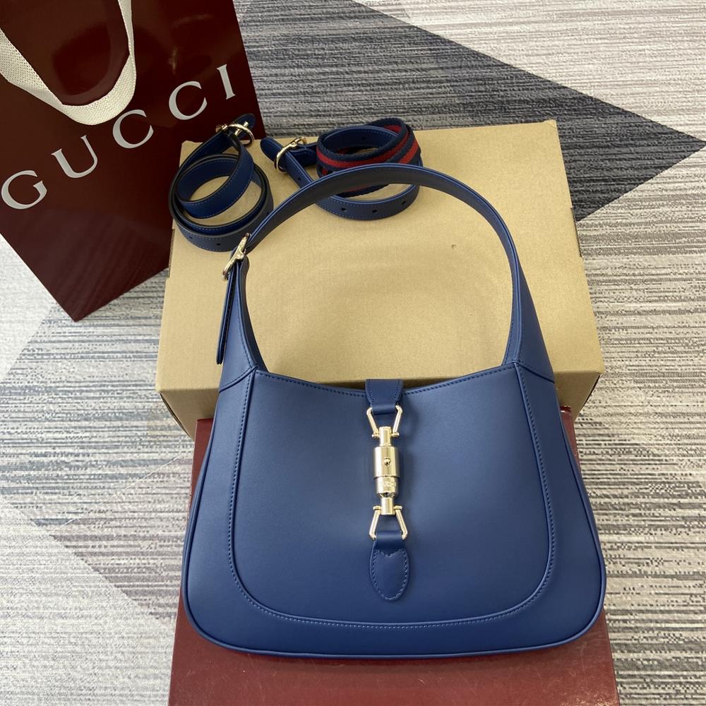 Equipped with a full set of counter packaging this new Gucci Jackie 1961 series handbag is crafted with topquality leather craftsmanship showcasing