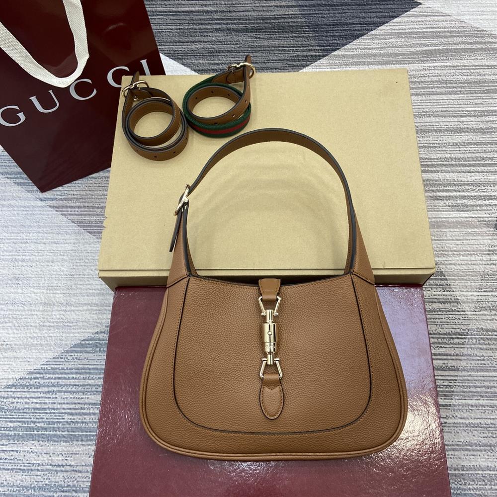 Equipped with a full set of counter packaging this new Gucci Jackie 1961 series handbag is crafted with topquality leather craftsmanship showcasing
