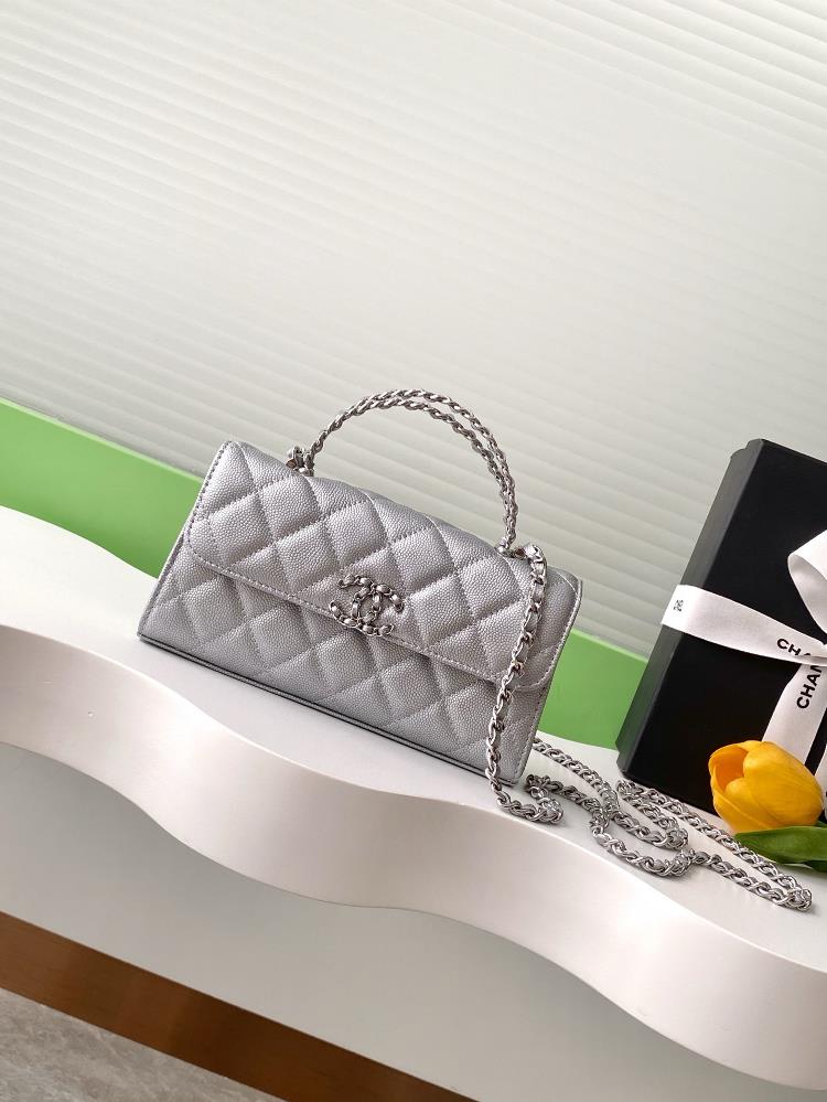 The design of the 25A cross handle leather horizontal version and large horizontal flip cover is both retro and fashionable with a leather chain inte