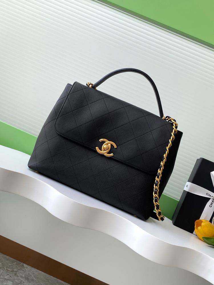 The 025S black gold briefcase cover bag is too handsome Its full of retro college style One shoulder and cross body are different Its very suitab