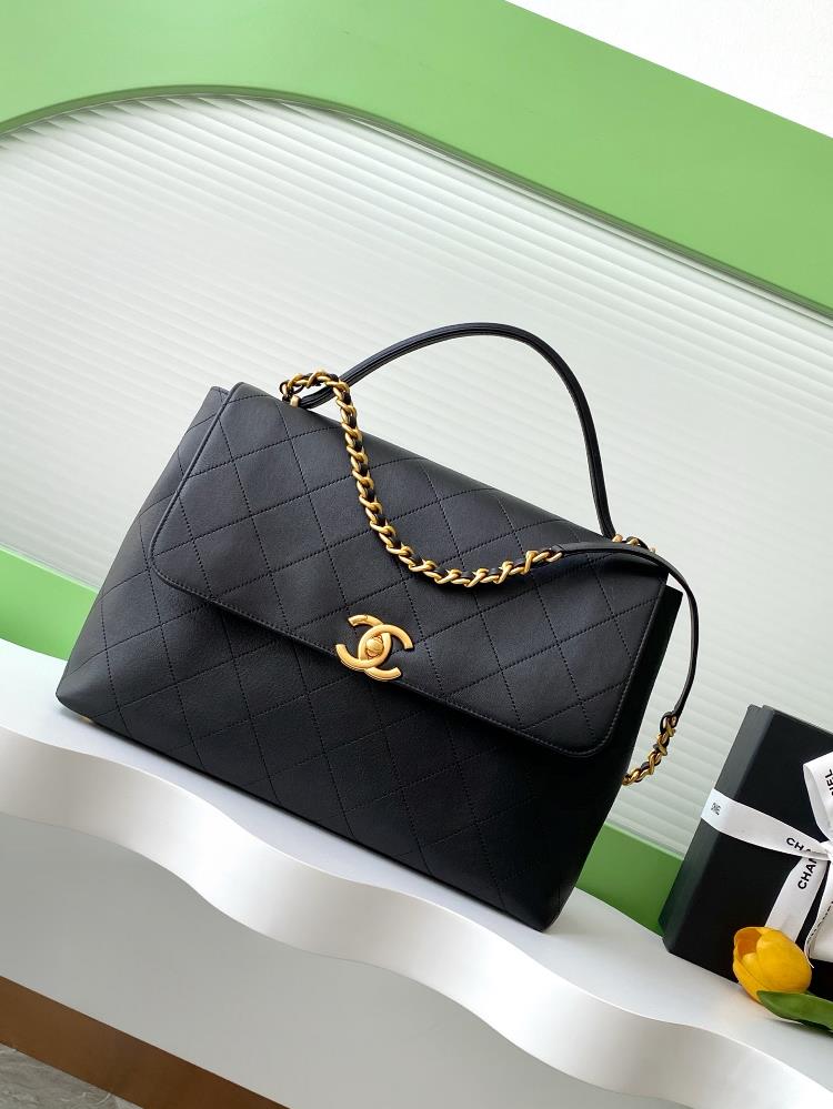 The 025S black gold briefcase cover bag is too handsome Its full of retro college style One shoulder and cross body are different Its very suitab