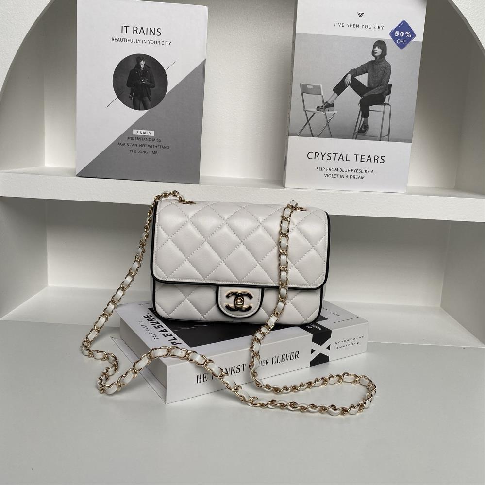 The Chanel 25P Panda Series AS 5151 is full of exquisite craftsmanship and this season is simply crazy The combination of lambskin and gold metal is