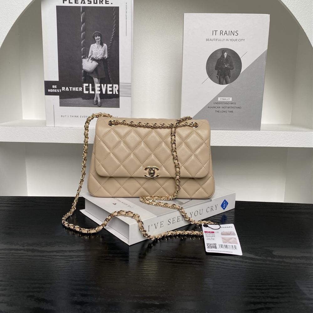 Chanel 25S CF mini phone case AS5485 is full of luxury and high cost performance It is a cute little sheepskin with a light gold chain It is exquisi