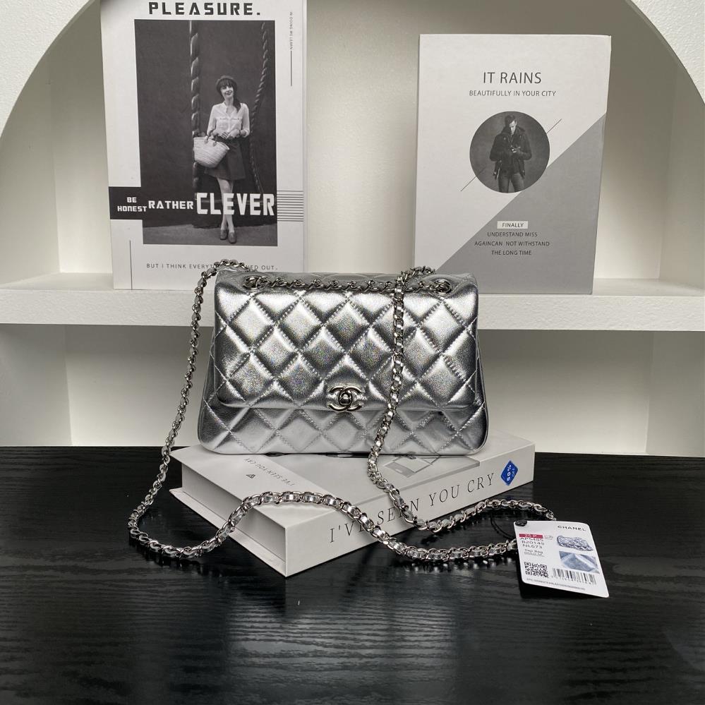 Chanel 25S CF mini phone case AS5485 is full of luxury and high cost performance It is a cute little sheepskin with a light gold chain It is exquisi