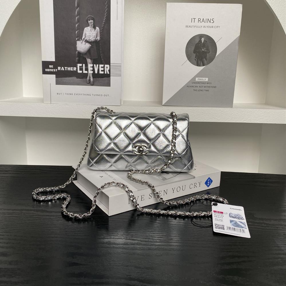 Chanel 25S CF mini phone case AP4592 is full of luxury and high cost performance It is a cute little sheepskin with a light gold chain It is exquisi