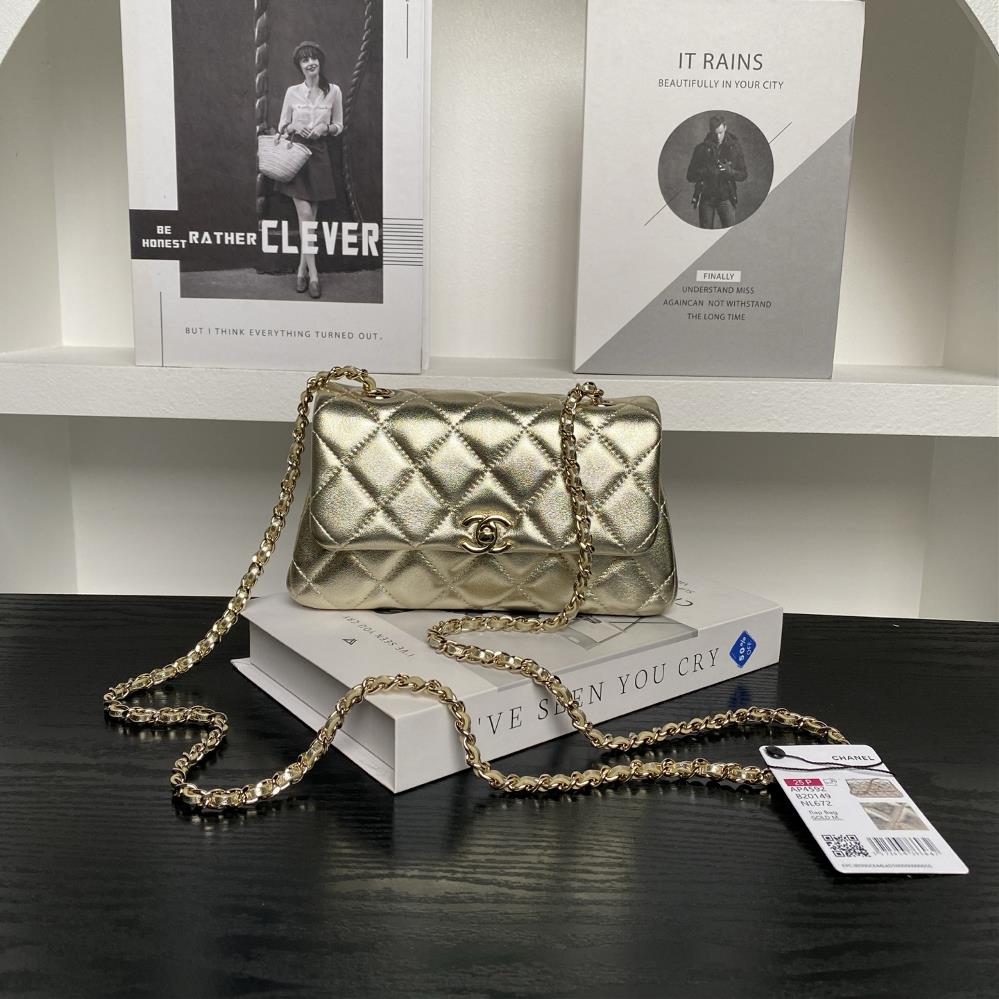 Chanel 25S CF mini phone case AP4592 is full of luxury and high cost performance It is a cute little sheepskin with a light gold chain It is exquisi