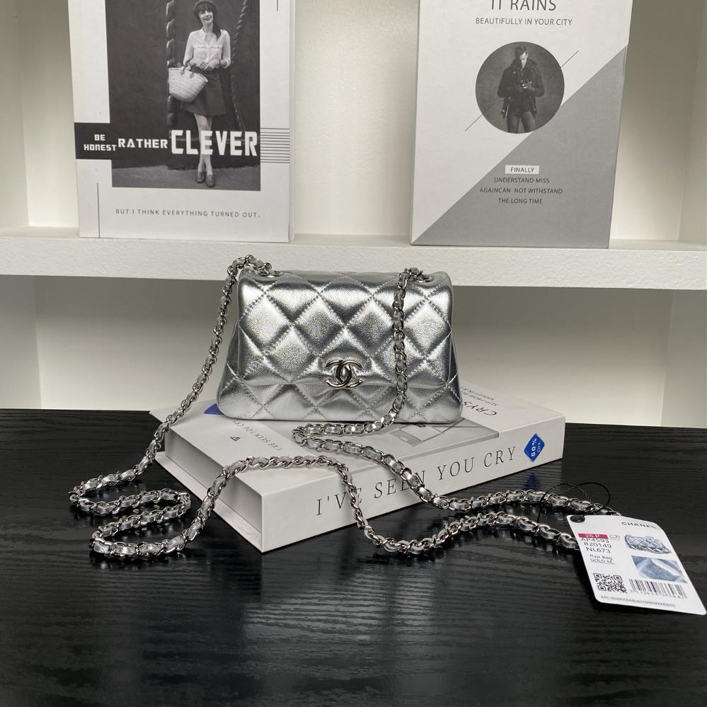 Chanel 25S CF mini phone case AP4593 is full of luxury and high cost performance It is a cute little sheepskin with a light gold chain exquisite and