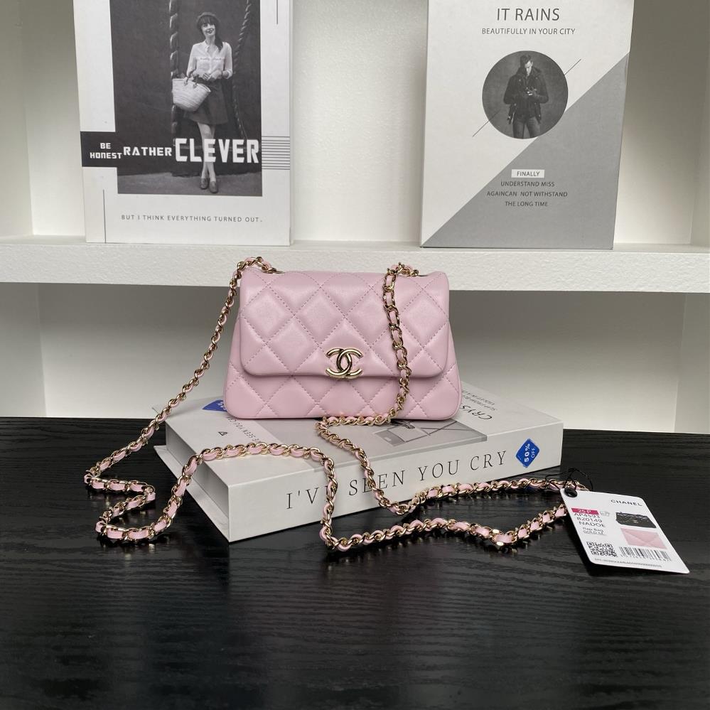 Chanel 25S CF mini phone case AP4593 is full of luxury and high cost performance It is a cute little sheepskin with a light gold chain exquisite and