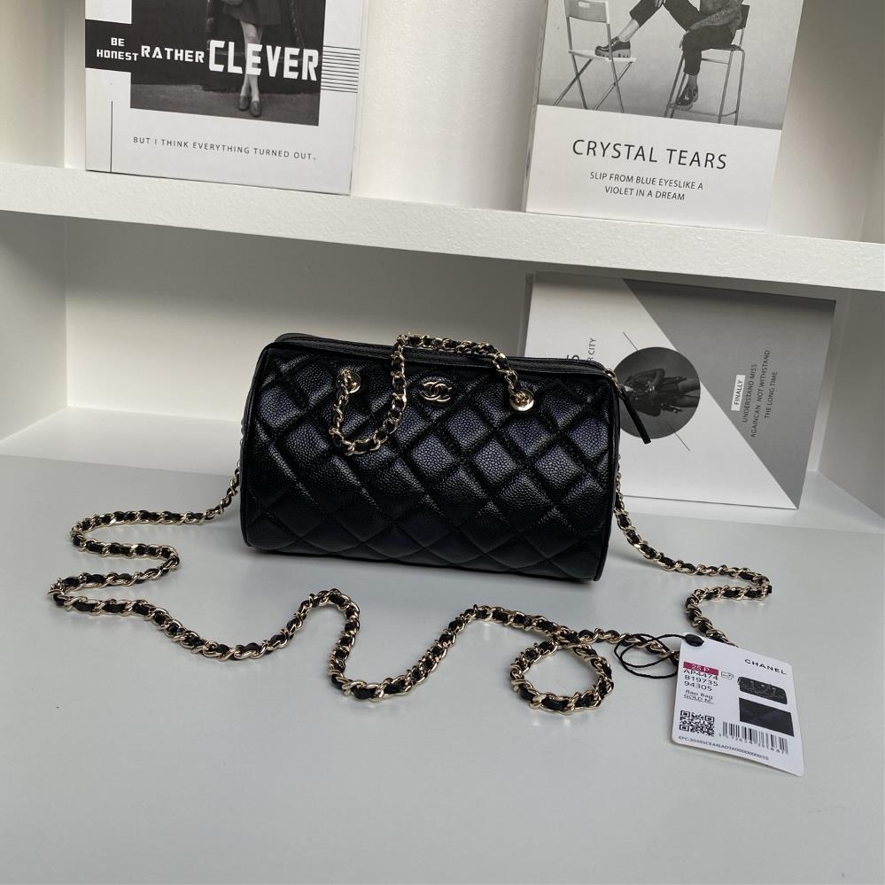 Chanel 25P SpringSummer Bowling Series Ap4474 is full of highend ball patterns and gold metal chains The handheld bag has a round and rolling shap