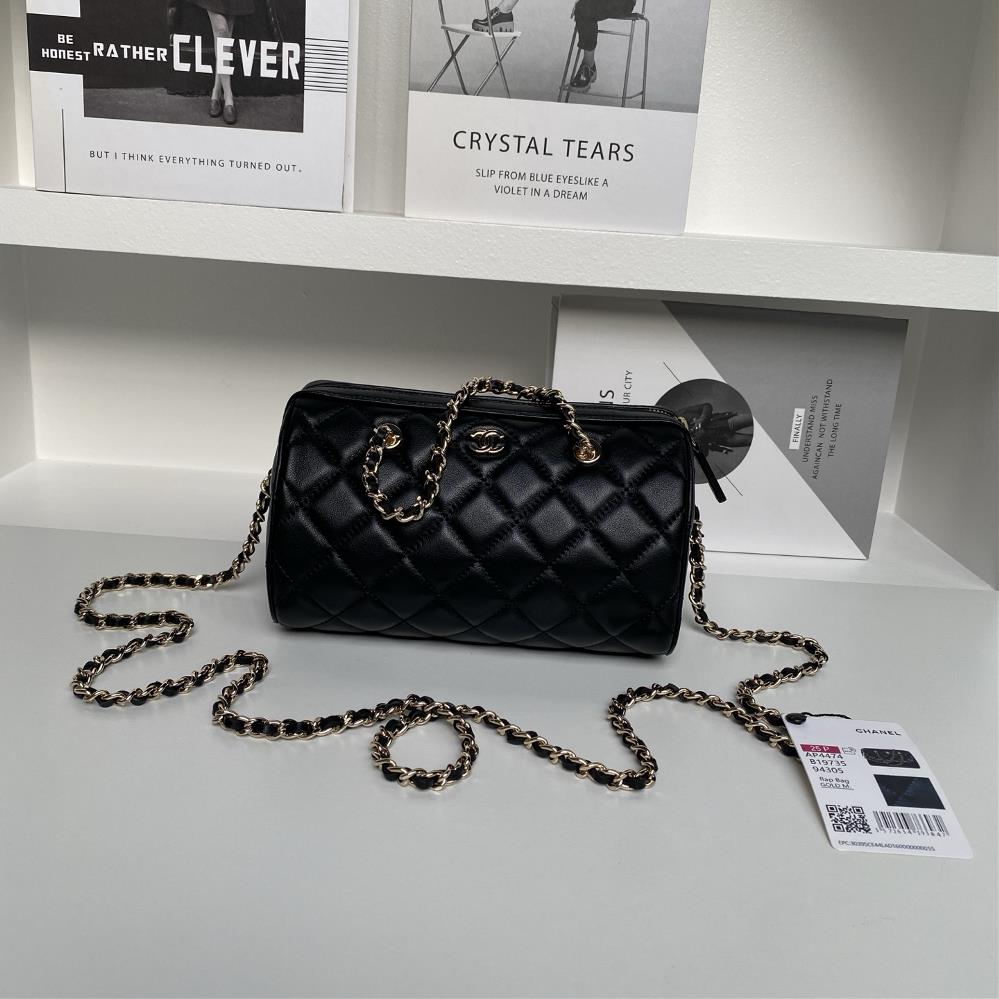 Chanel 25P SpringSummer Bowling Series Ap4474 is full of highend feeling It is made of small sheepskin with a golden metal chain and a handheld ba