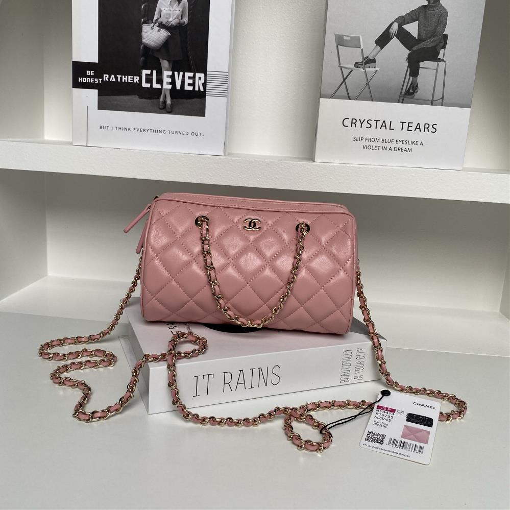 Chanel 25P SpringSummer Bowling Series Ap4474 is full of highend feeling It is made of small sheepskin with a golden metal chain and a handheld ba