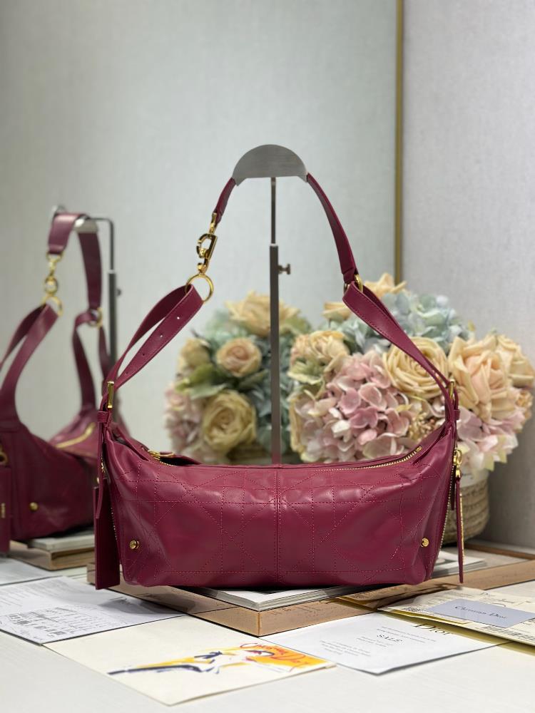 Small DJourney handbag with deep plum red flat patternThis DJourney handbag is a new product of this season which made a brilliant debut at Diors Sp