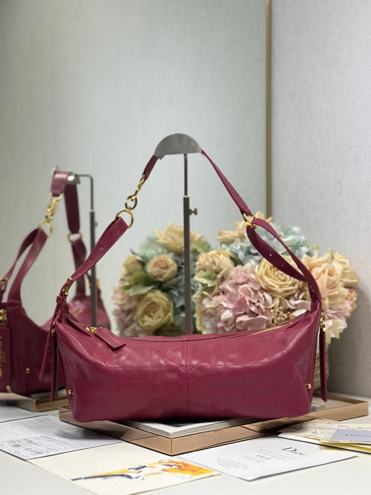 Medium DJourney handbag with deep plum red flat patternThis DJourney handbag is a new product of this season which made a brilliant debut at Diors S