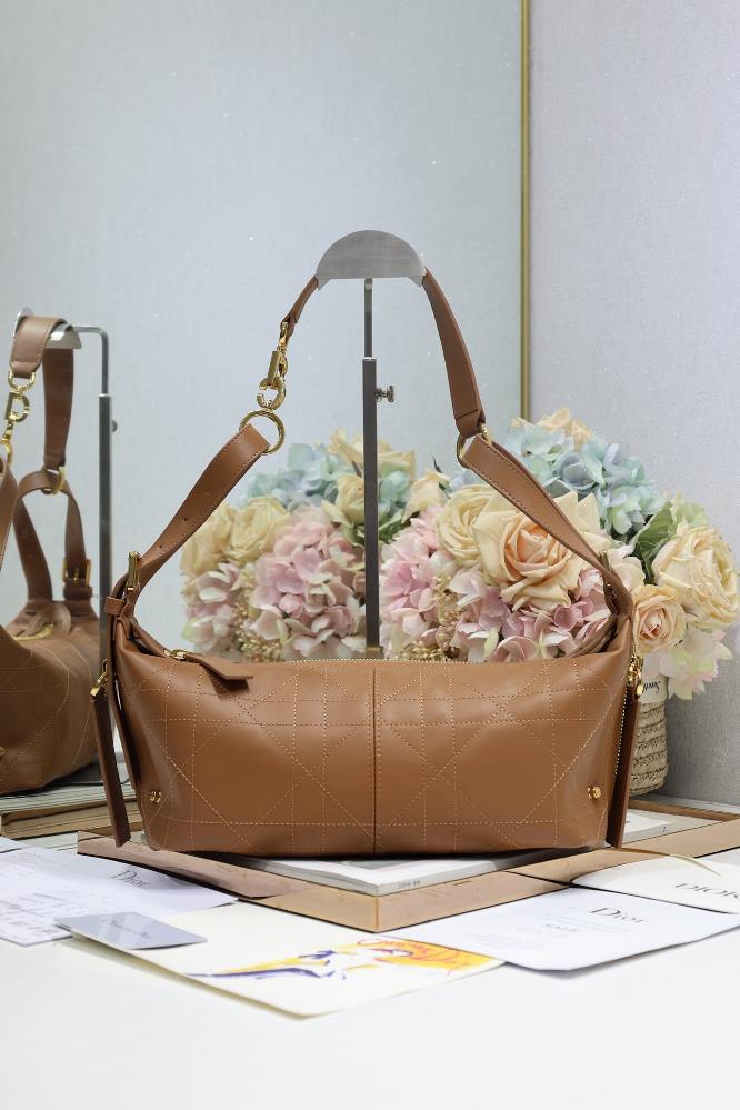 Small DJourney handbag caramel plain weaveThis DJourney handbag is a new product of this season which made a brilliant debut at Diors SpringSummer
