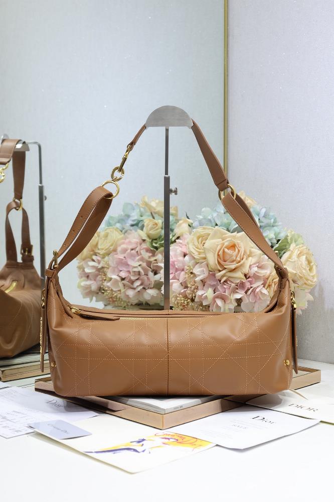 Medium DJourney handbag caramel plain weaveThis DJourney handbag is a new product of this season which made a brilliant debut at Diors SpringSummer