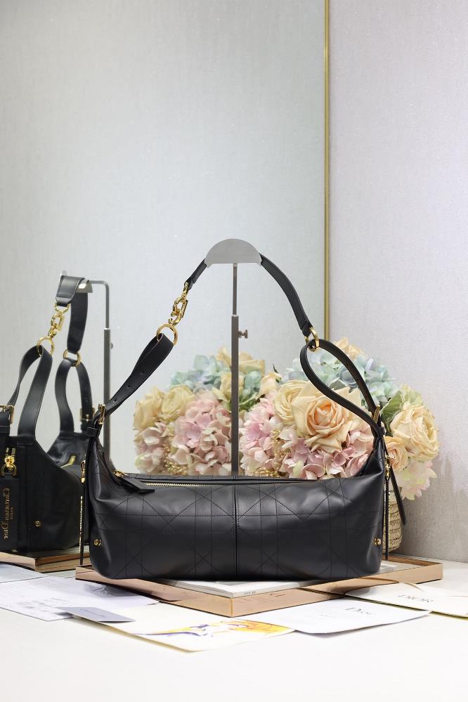 Medium DJourney handbag black plain weaveThis DJourney handbag is a new product of this season which made a brilliant debut at Diors SpringSummer 2