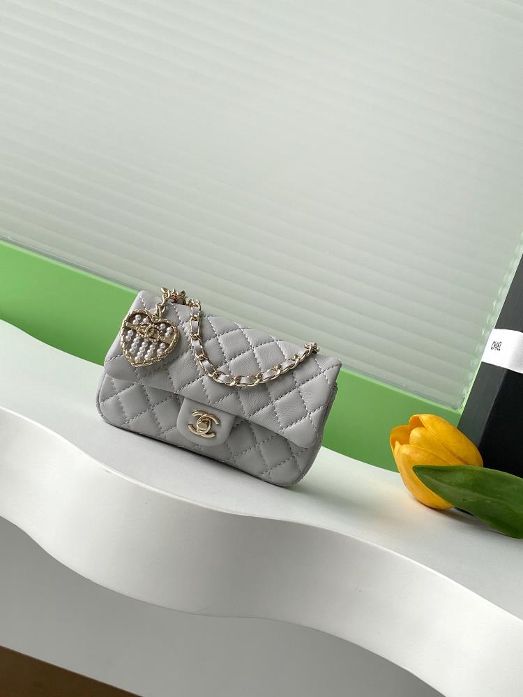 The charm of 25Amini Love Pearl CF pendant small leather goods Love Chanel highend handmade workshop is reflected in bags and accessories which can