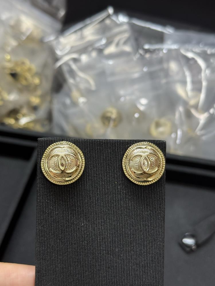 Xiaoxiangs new round gold antique earringsTagName  Chanel earrings tagId 10953326  professional luxury fashion brand agency businessIf