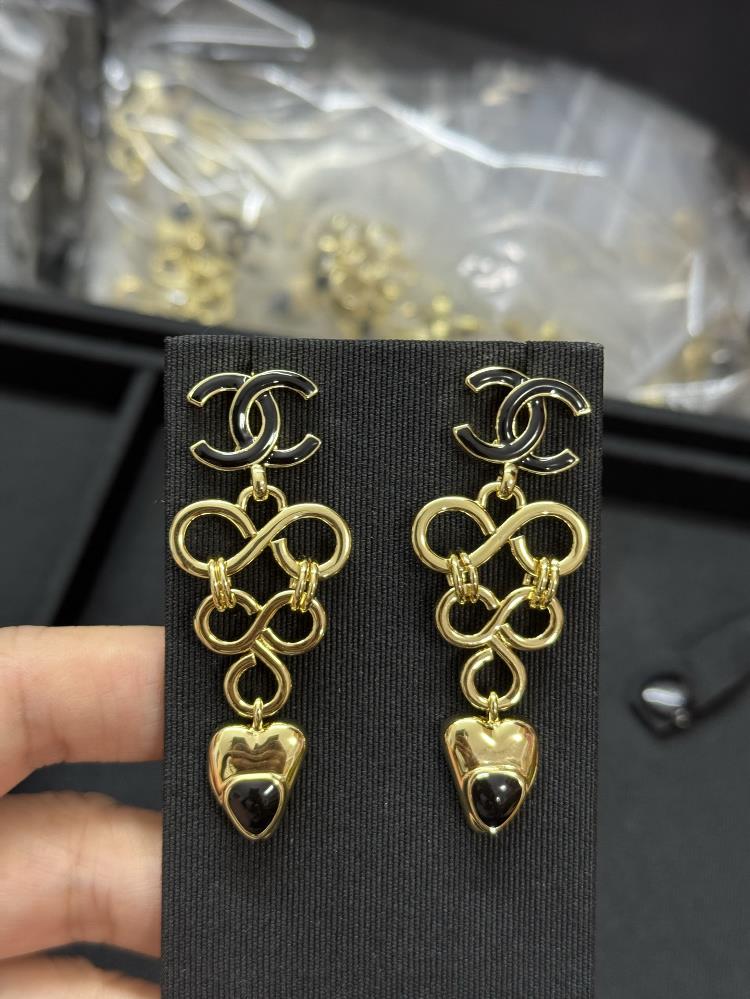 Xiaoxiangs new double C black drip oil shaped heartshaped antique gold long earringsTagName  Chanel earrings tagId 10953326  profession