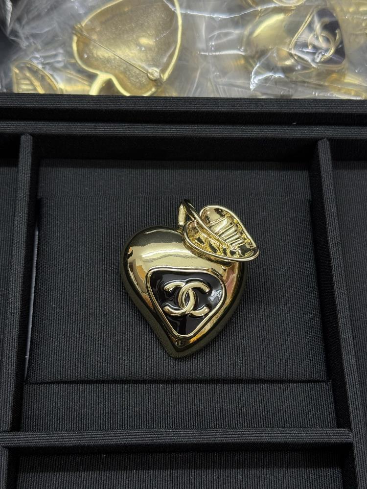 Xiaoxiangs new gold leaf heartshaped black vintage broochTagName  Chanel brooch tagId 11968215  professional luxury fashion brand agenc