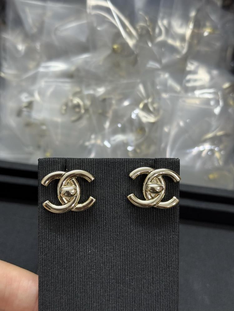Xiaoxiangs new gold smooth dual C earringsTagName  Chanel earrings tagId 10953326  professional luxury fashion brand agency businessIf