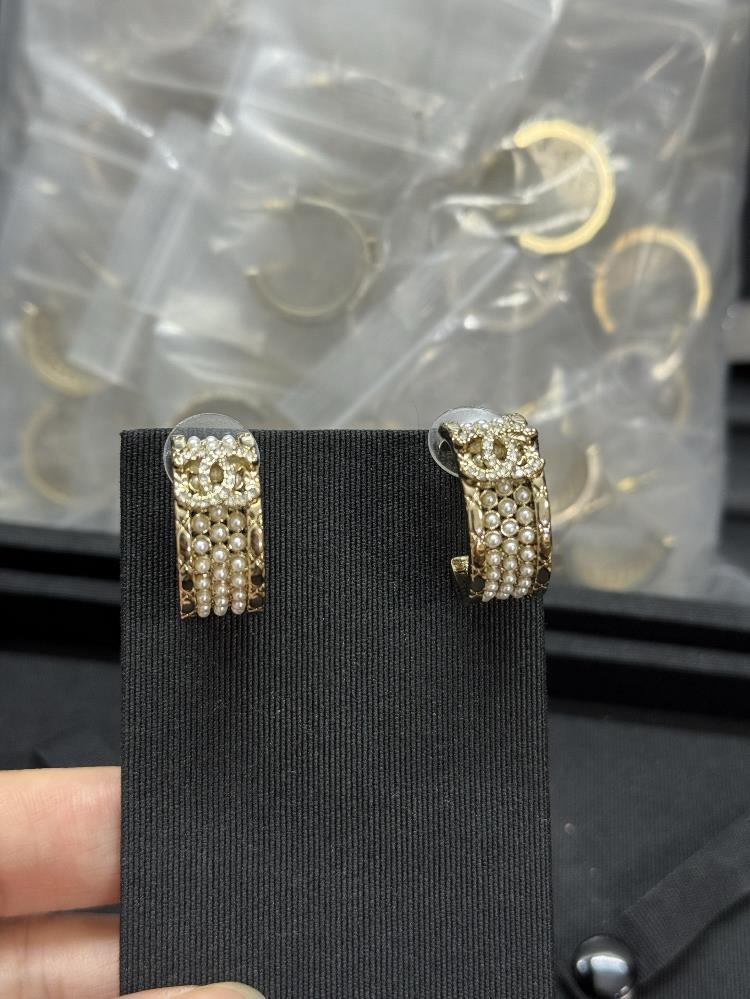 Xiaoxiangs new diamond grid pattern full diamond pearl half circle ear hookTagName  Chanel earrings tagId 10953326  professional luxury