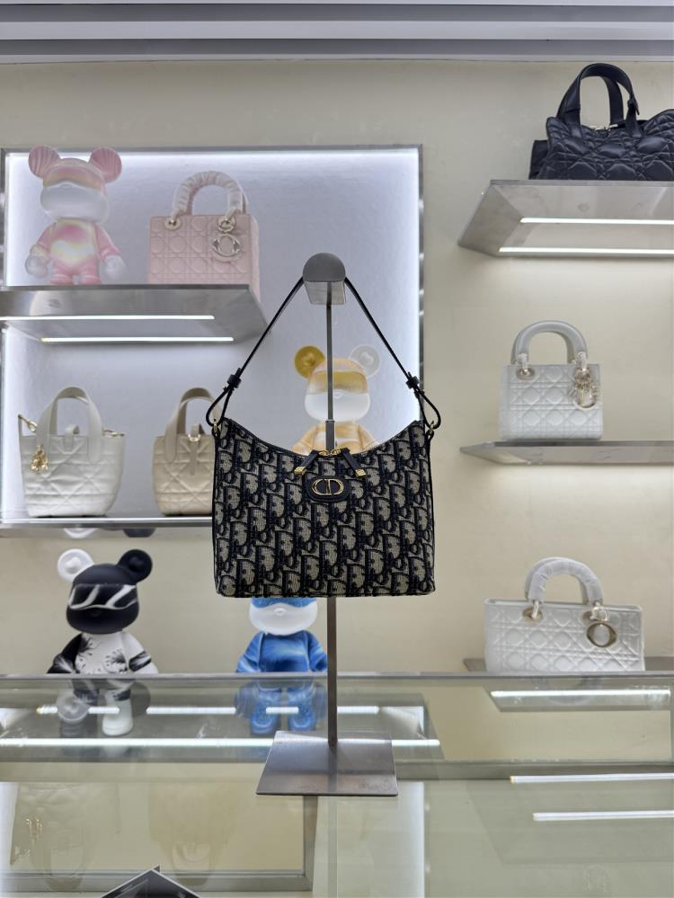 M5253 with belt blue clothThis 30 Montaigne Dior Love mini chain handbag is a new product in the FallWinter 2025 ready to wear collection stylish m