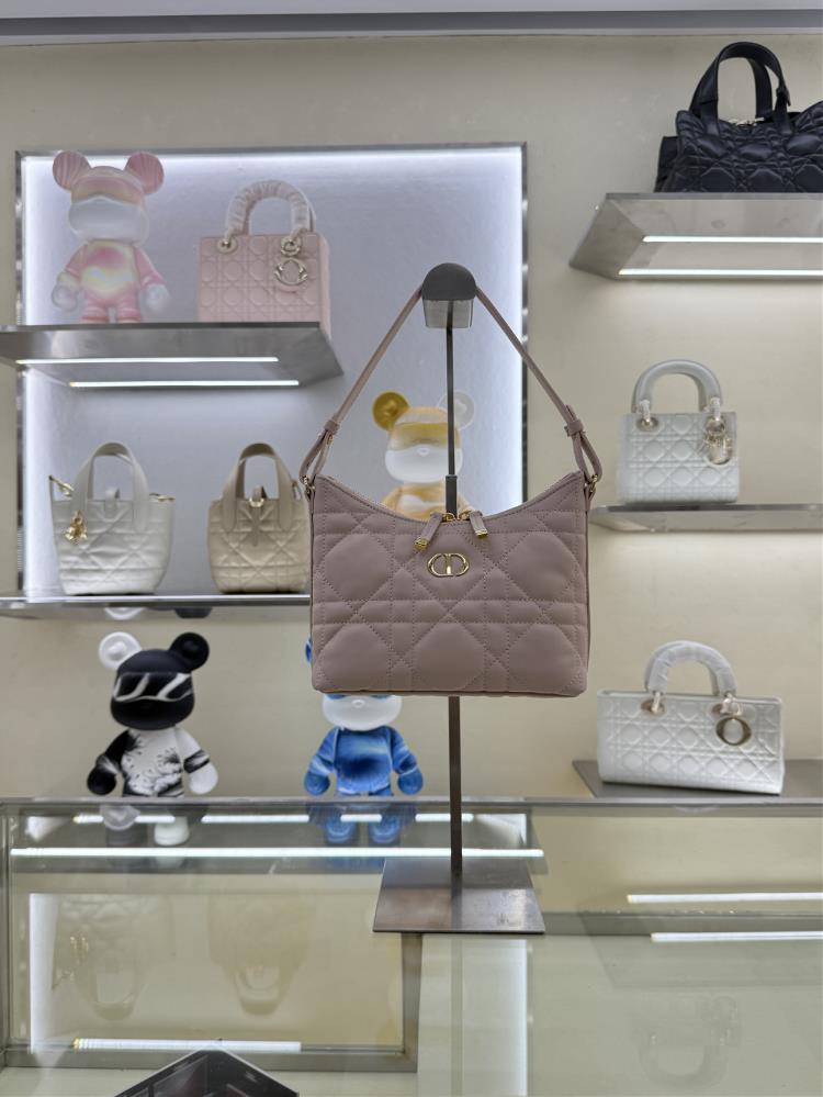 M5253 with belt rouge powderThis 30 Montaigne Dior Love mini chain handbag is a new product in the FallWinter 2025 ready to wear collection stylish