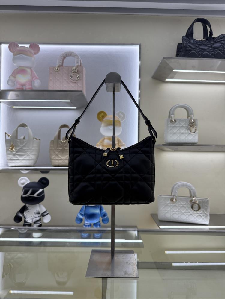 M5253 with black beltThis 30 Montaigne Dior Love mini chain handbag is a new product in the FallWinter 2025 ready to wear collection stylish modern