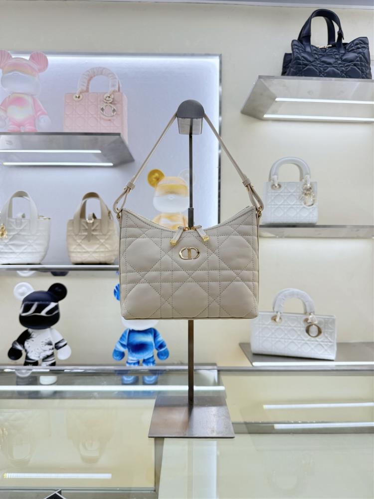 M5253 with white beltThis 30 Montaigne Dior Love mini chain handbag is a new product in the FallWinter 2025 ready to wear collection stylish modern