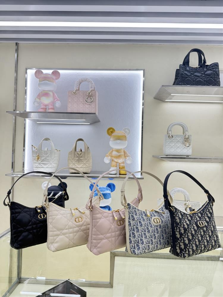 Style number 43095253Size 19x17x7cm  professional luxury fashion brand agency businessIf you have wholesale or retail intentions please contact onl