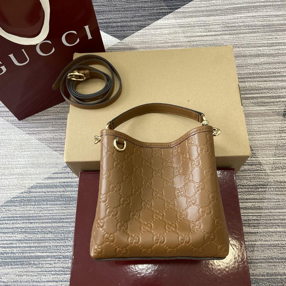 Equipped with a complete set of counter packaging for the 2025 autumnwinter collection the GG Emblem series revitalizes and interprets the brands t
