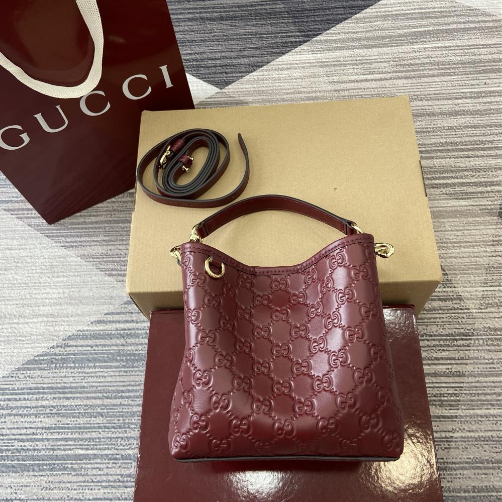 Equipped with a complete set of counter packaging for the 2025 autumnwinter collection the GG Emblem series revitalizes and interprets the brands t