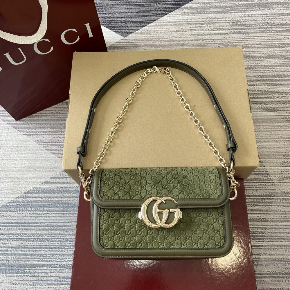 Equipped with a full set of counter packaging the Gucci Go collection is designed specifically for sports This shoulder bag is crafted with exquisit