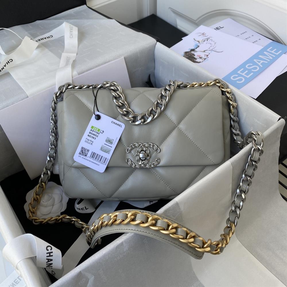 1160 silver chain Ohanel autumnwinter 19Bag combines all classic pillow bagsThis bag was designed by Karl Lagerfeld and the new director Virginie Via