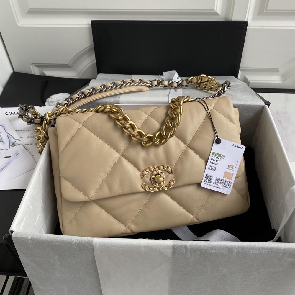 1161 Medium Ohanel Bag combines all classic pillow bagsThis bag was designed by Karl Lagerfeld and the new director Virginie Viard and it is also the