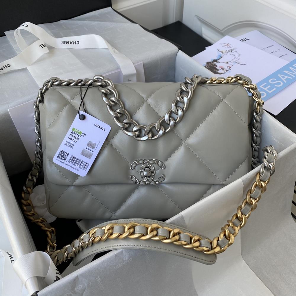 1161 Silver Chain Ohanel AutumnWinter 19Bag combines all classic pillow bagsThis bag was designed by Karl Lagerfeld and the new director Virginie Via