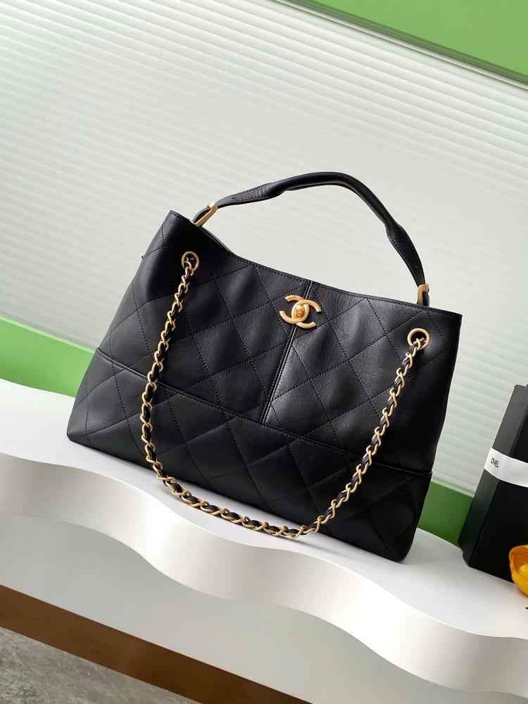 The focal point of the fashion show at the 25 year suede handbag workshop is a masterpiece that blends classic and innovative elements Inspired by Ch