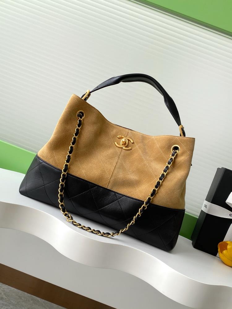 The focal point of the fashion show at the 25 year suede handbag workshop is a masterpiece that blends classic and innovative elements Inspired by Ch