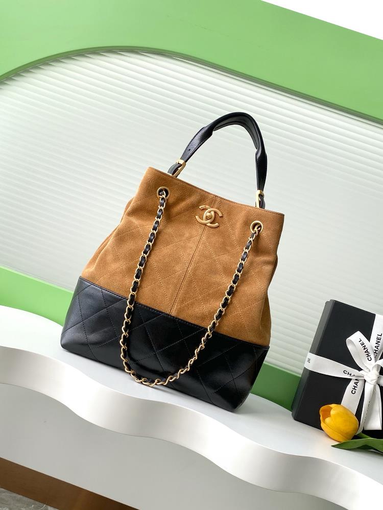 The focal point of the fashion show at the 25 year suede handbag workshop is a masterpiece that blends classic and innovative elements Inspired by Ch